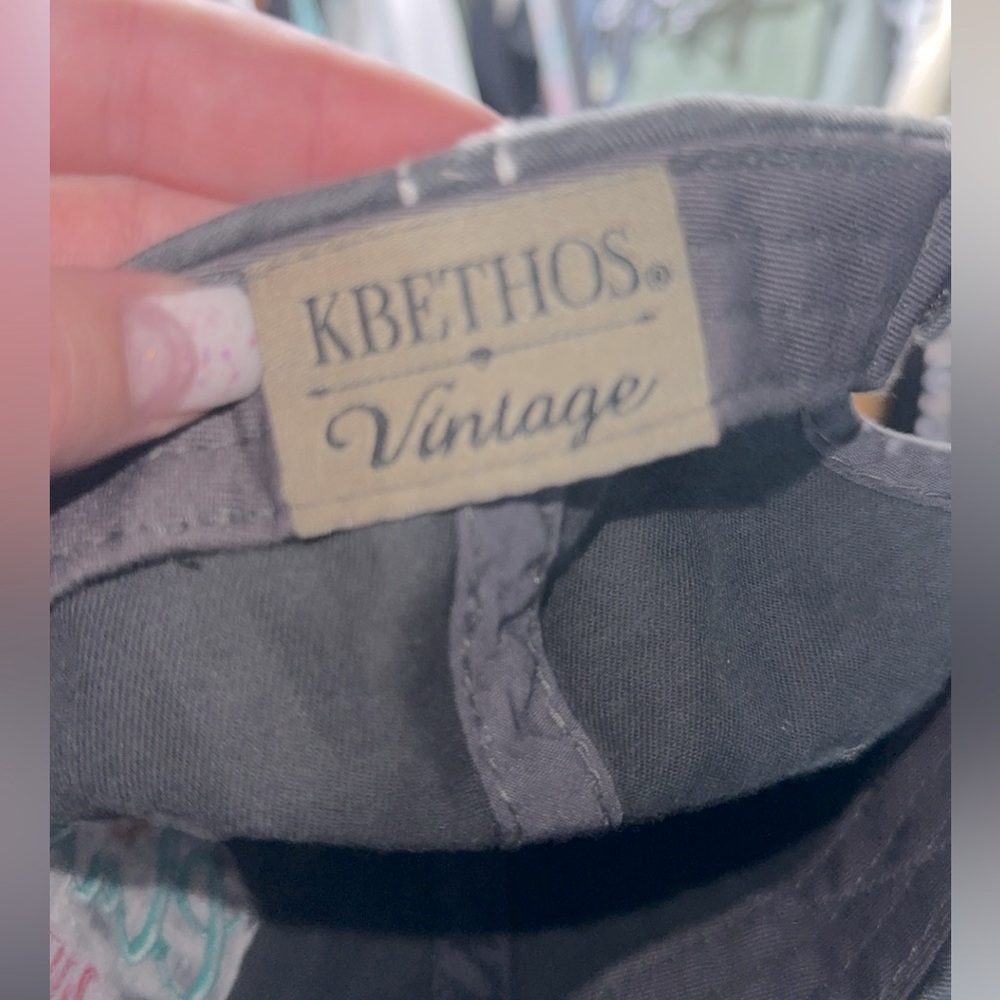 Woman’s distressed hat - Picture 2 of 2